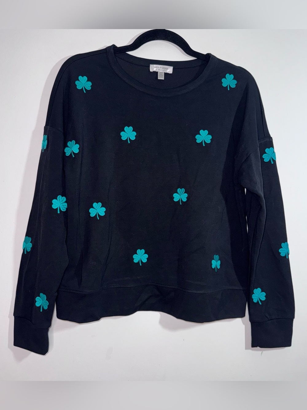 Cable & Gauge Studio Size M Black Teal Shamrock Embroidered Sweatshirt